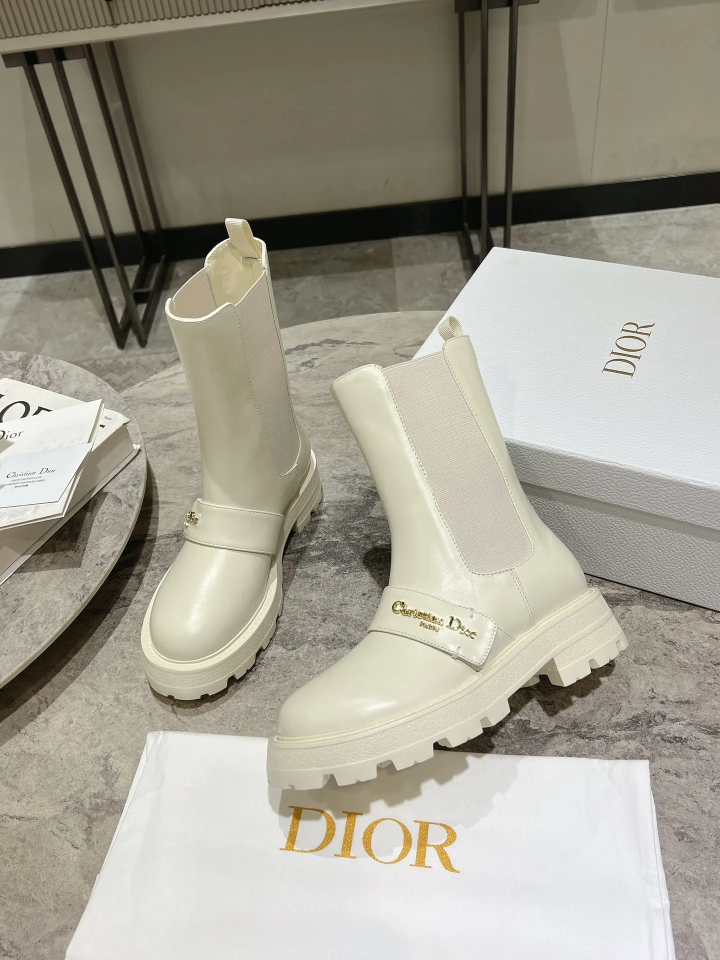💰820 Dior Dior's new autumn and winter D-Town series punk style thick heel women's boots. The same style as the star's CD letter logo hardware buckle motorcycle knee-high boots. High-heeled square toe one-step knight high boots. Material: upper imported full-grain calfskin/open-edge beaded cowhide + water-dyed cowhide lining for feet + up foam outsole + original molded hardware buckle. Size: 35-39 Standard code (40.41 customized, non-refundable)